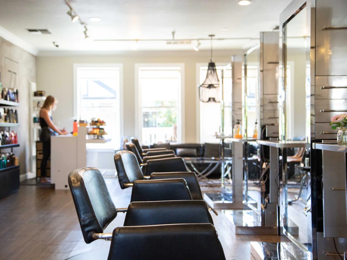 Beispielfoto: Heller Salon mit Bedienplätzen und Produktregalen