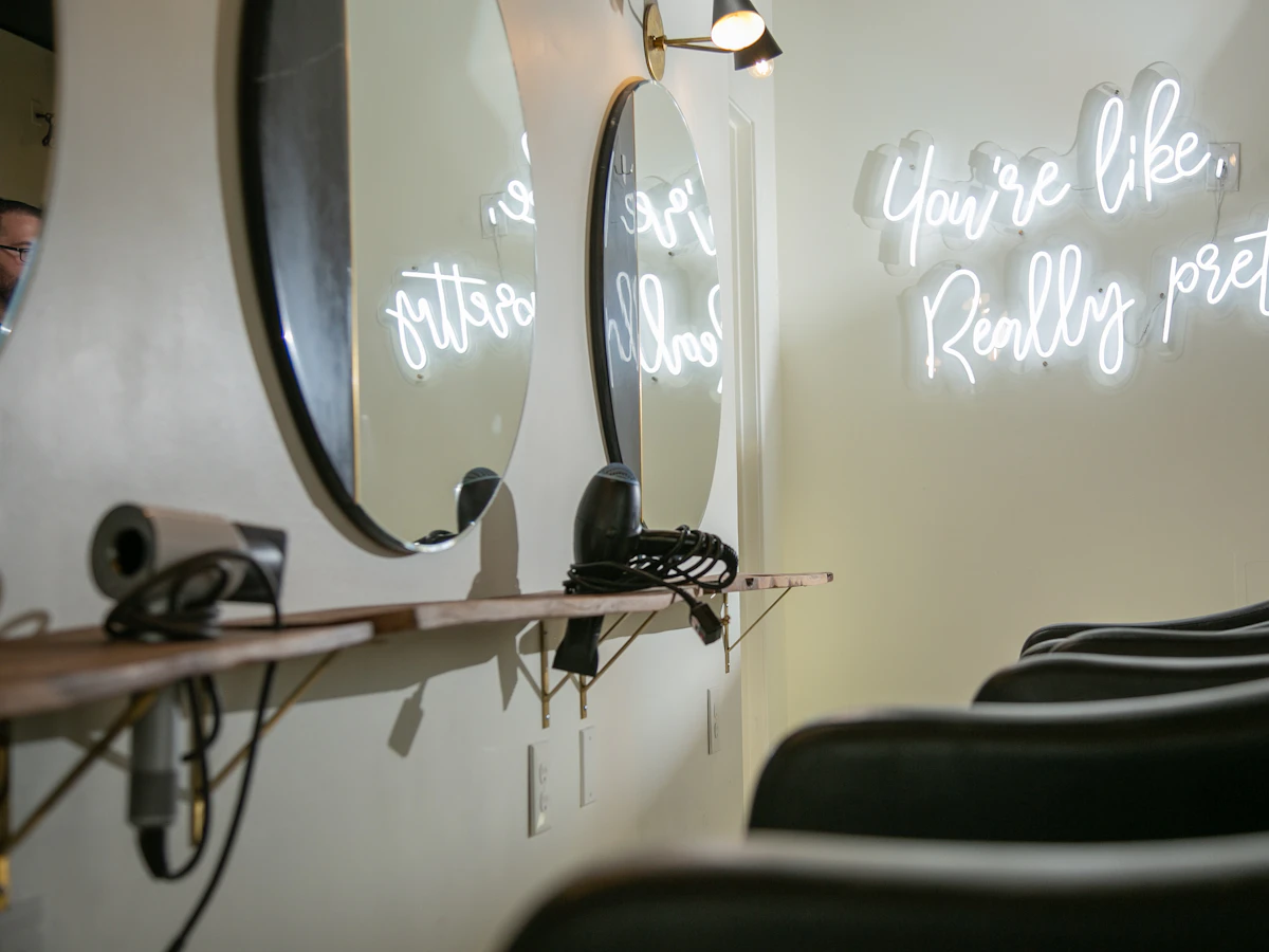 Beispielfoto: Salonplätze mit Spiegeln und Leuchtschrift