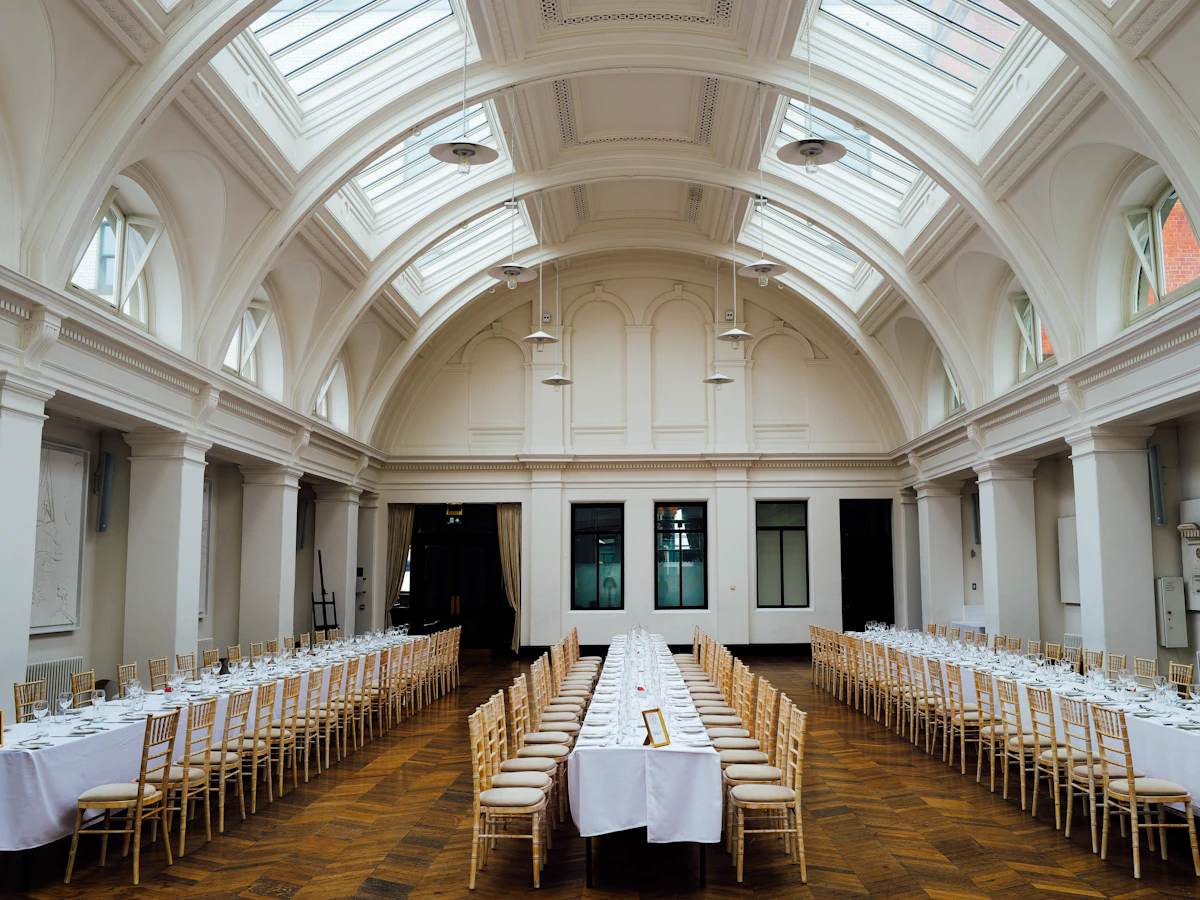 Beispielfoto: Heller Saal mit langen Banketttischen