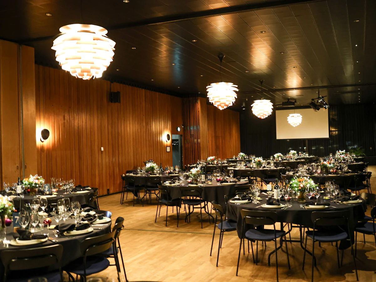 Beispielfoto: Festsaal mit gedeckten runden Tischen