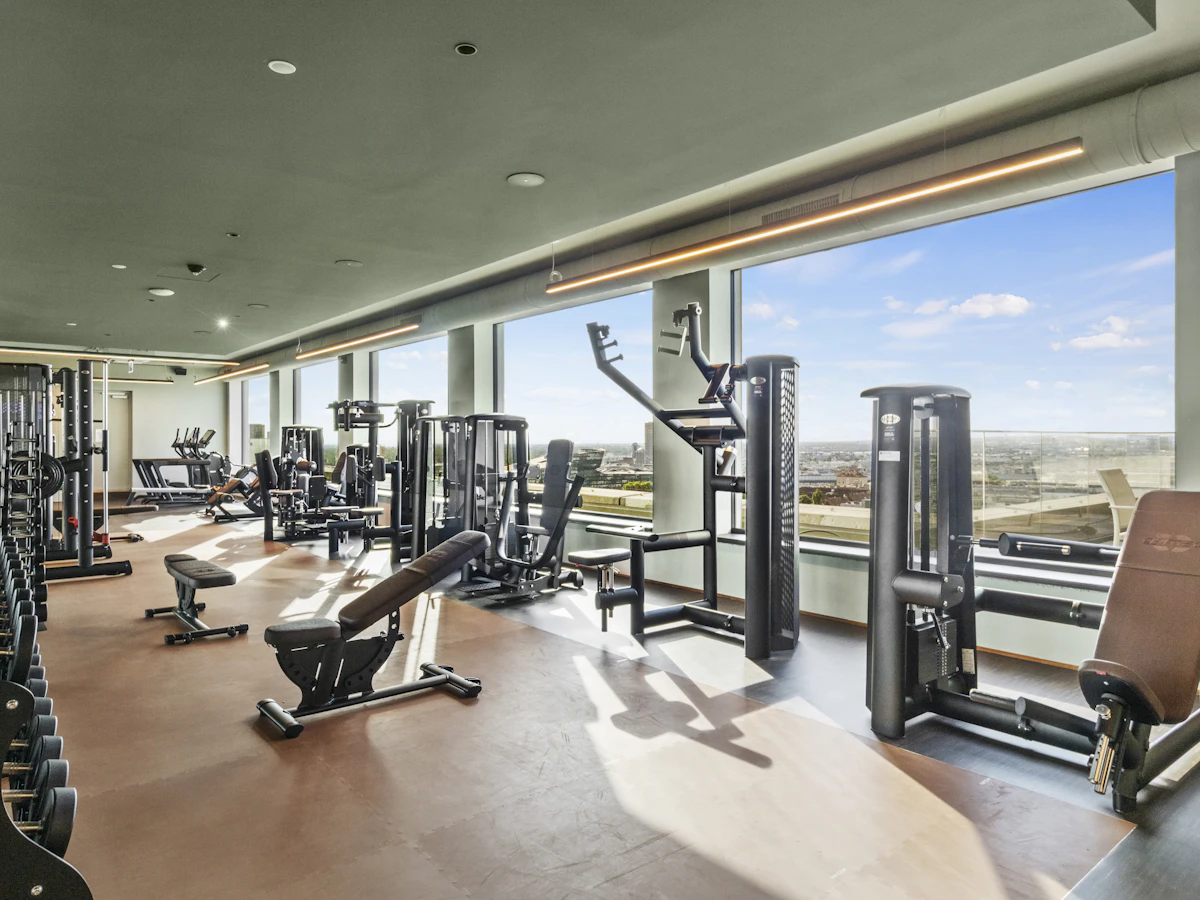 Beispielfoto: Fitnessstudio mit Kraftgeräten vor großer Fensterfront