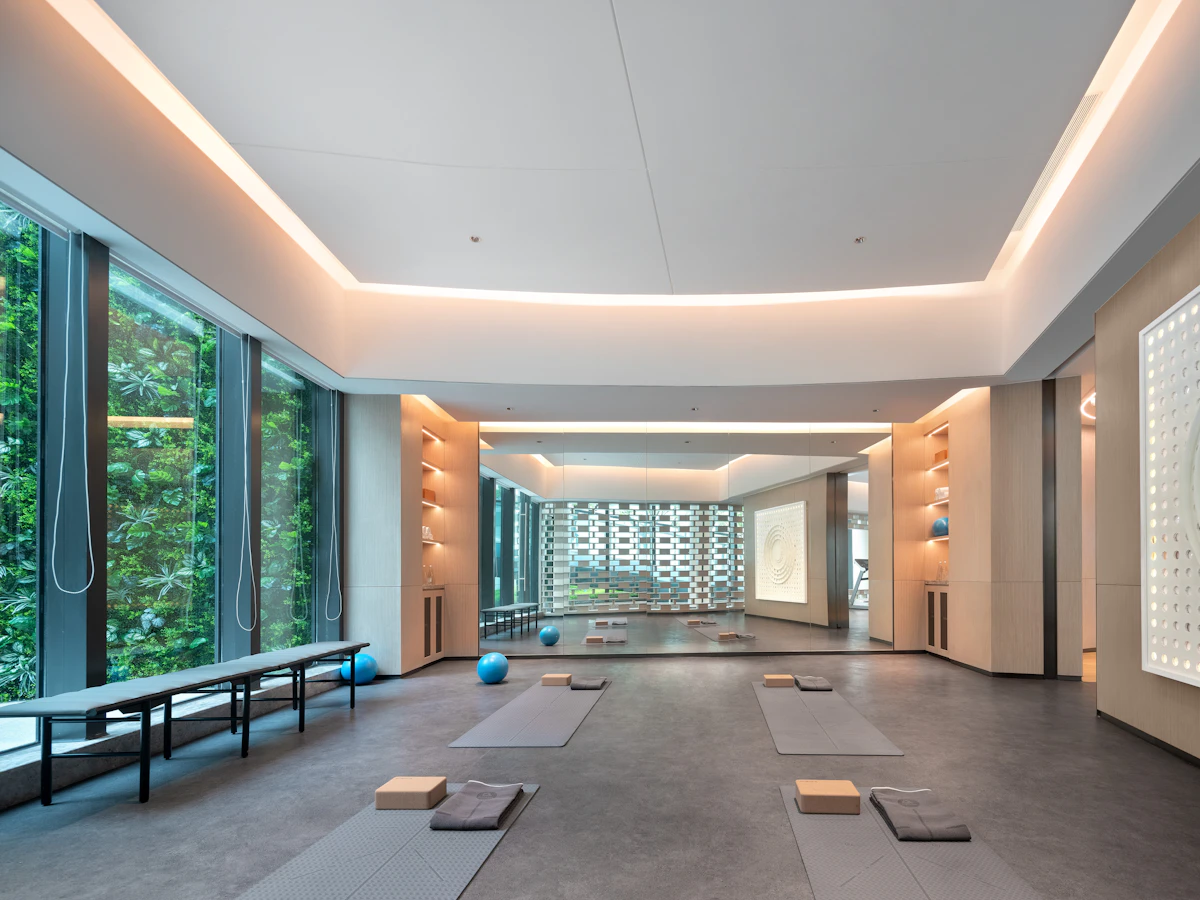 Beispielfoto: Yogastudio mit Matten und großen Fenstern