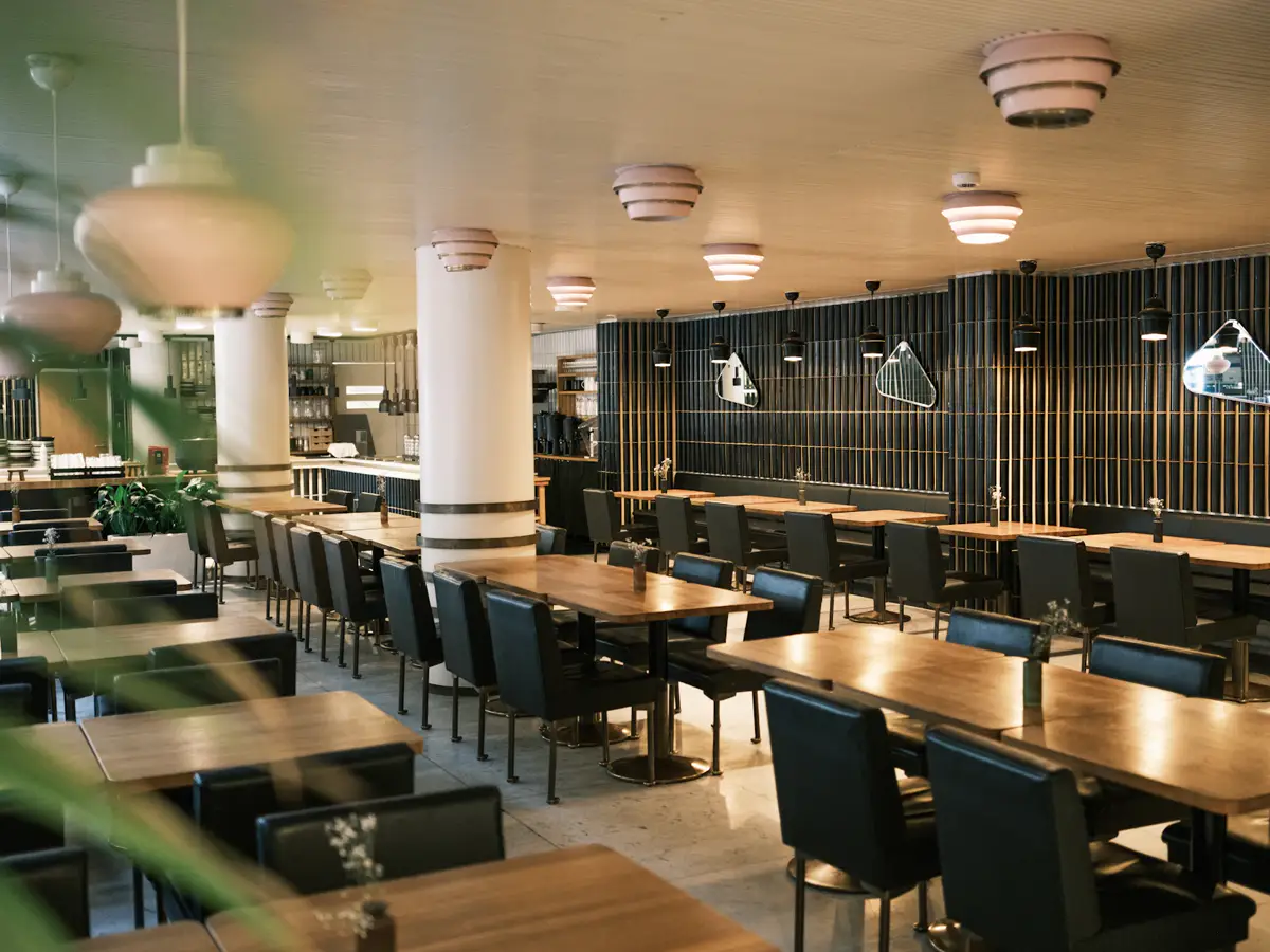 Beispielfoto: Modernes Restaurant mit vielen Tischen