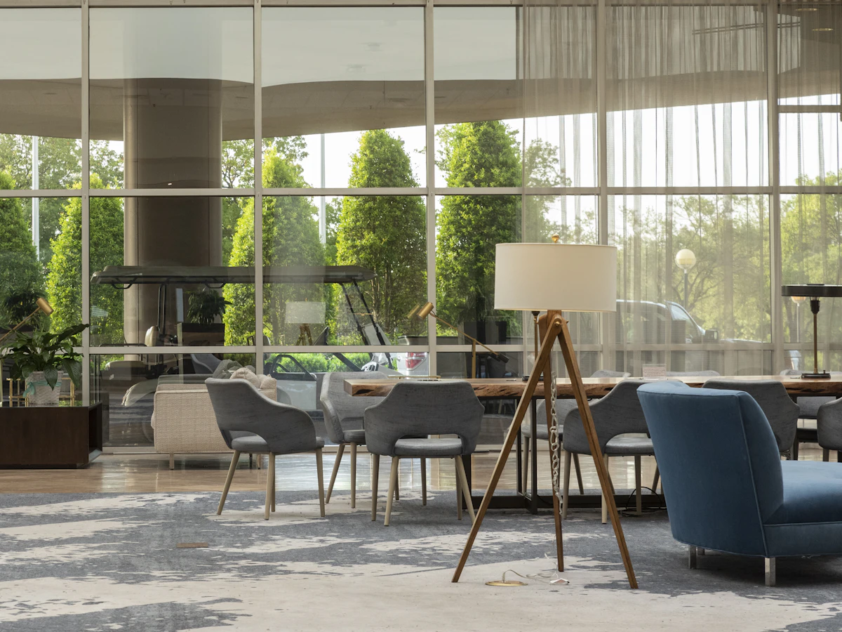Beispielfoto: Hotellounge mit Sitzgruppen vor großer Fensterfront
