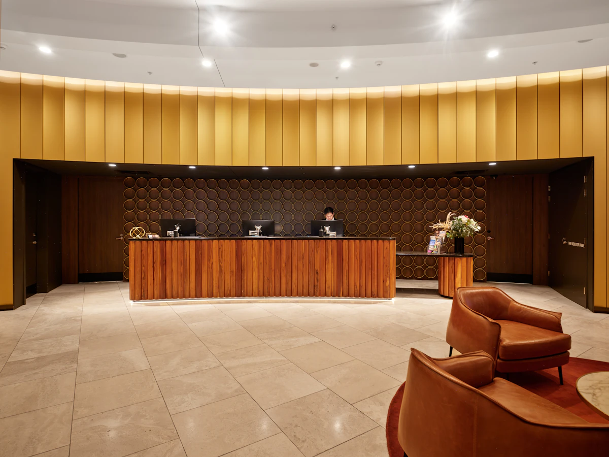 Beispielfoto: Hotelrezeption mit Holzverkleidung und Sesseln