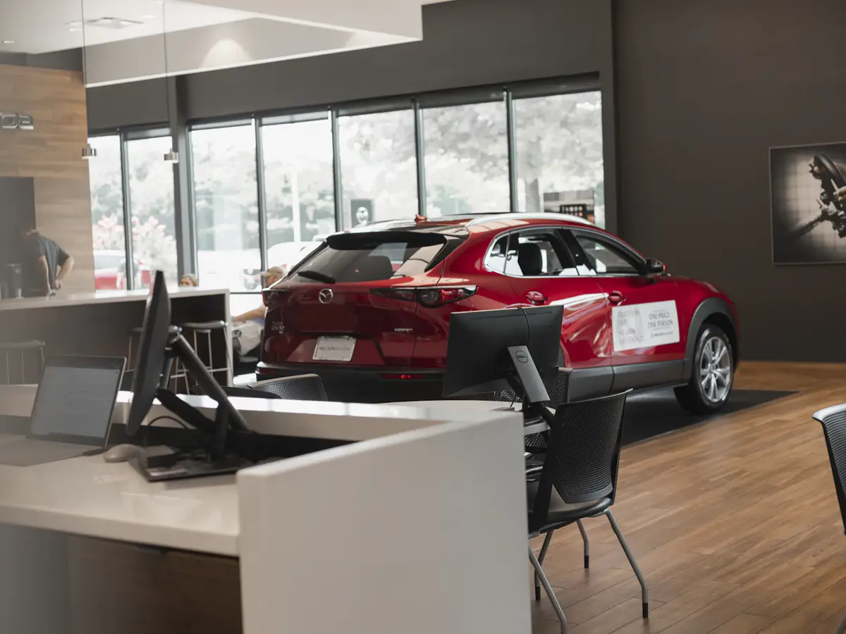 Beispielfoto: Autohaus mit Ausstellungsfahrzeug und Beratungsplatz