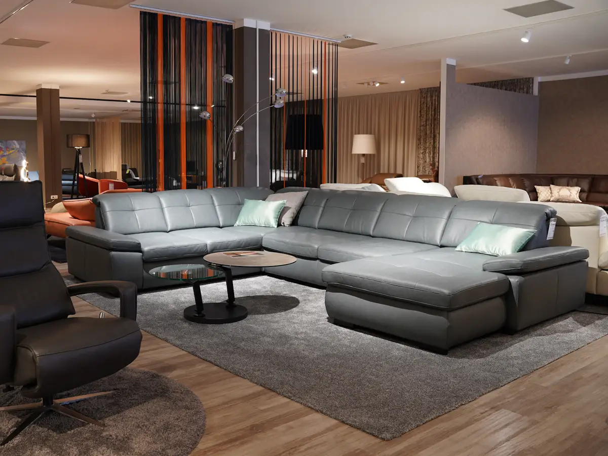 Beispielfoto: Möbelausstellung mit Sofas und Sesseln