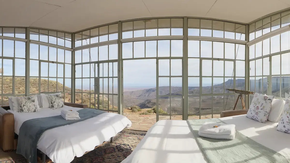 Helles Zimmer mit zwei Betten und Panoramafenstern