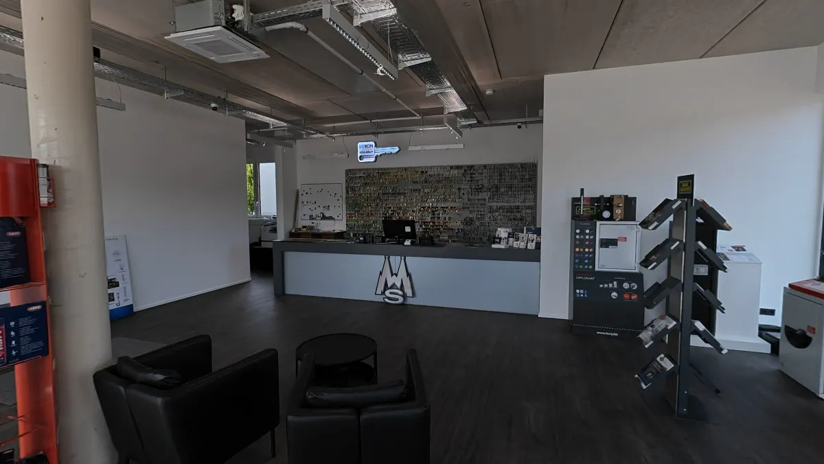 Verkaufsraum von SaltoKS Köln: Schlüsseltheke mit Schlüsselwand, Tresore, Briefkastenanlagen und Sitzecke